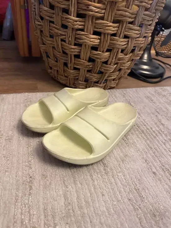 OOFOS - Picture 2 of 4